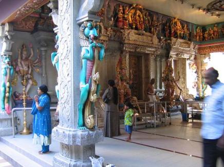 hindu temple inside (blogs.bootsnall.com